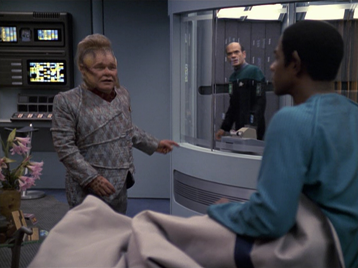 extant_StarTrek_VOY_6x06-Riddles_01071.jpg