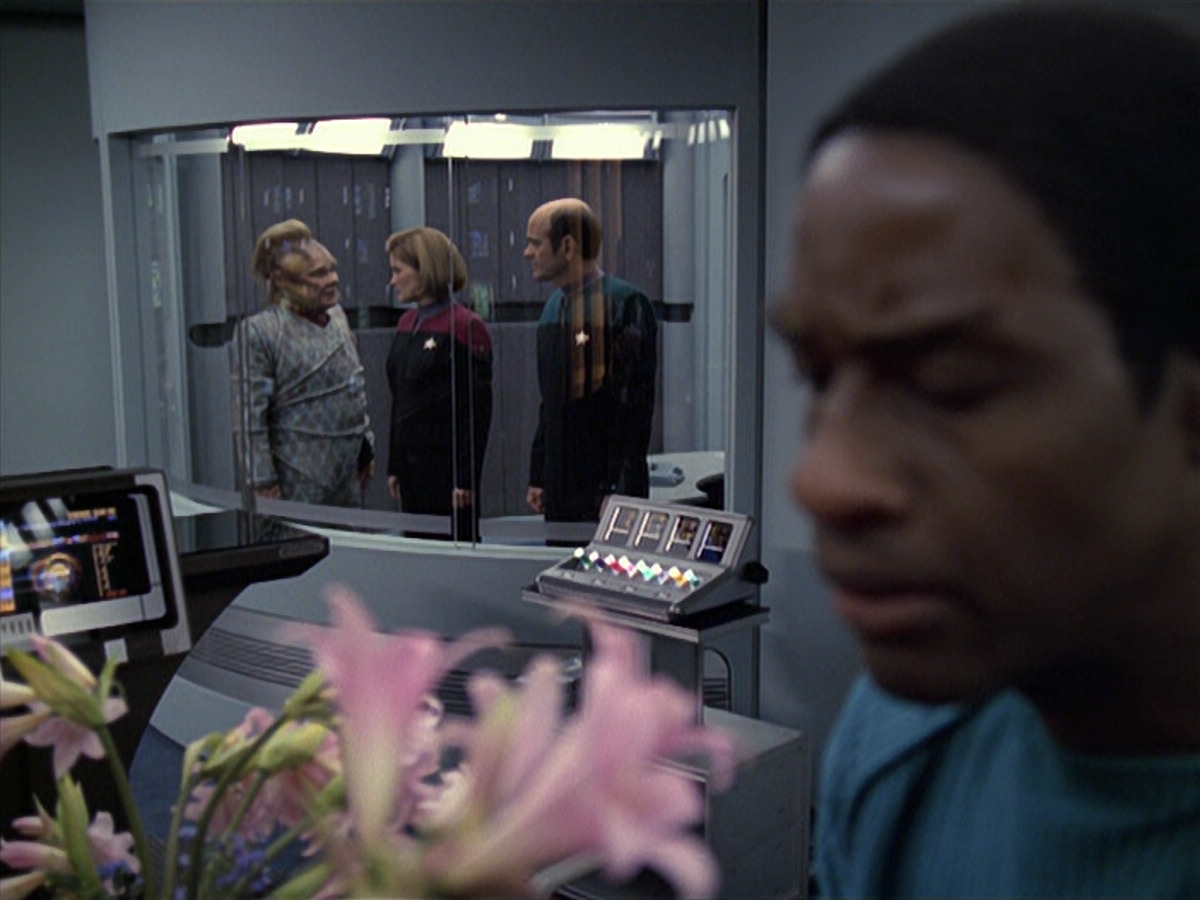 extant_StarTrek_VOY_6x06-Riddles_01378.jpg