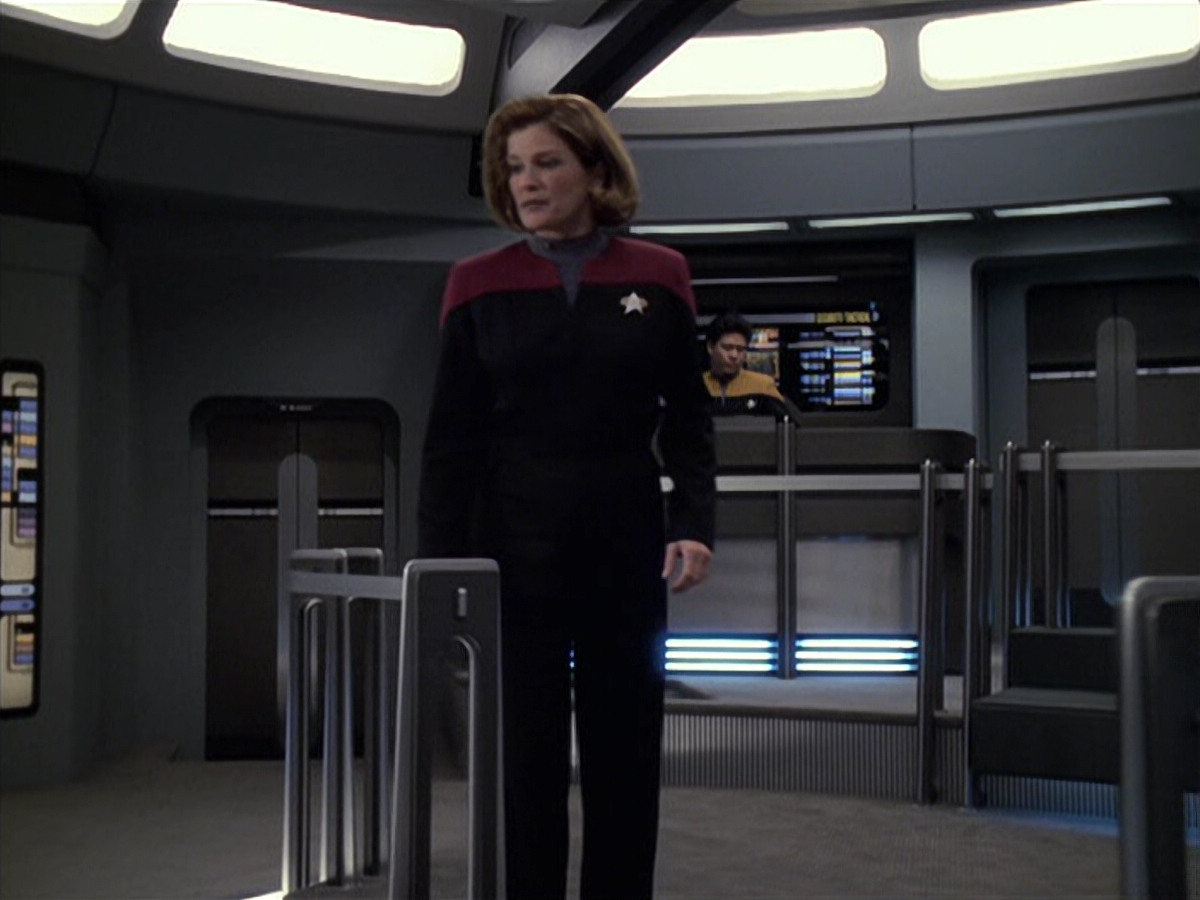 extant_StarTrek_VOY_6x06-Riddles_01557.jpg