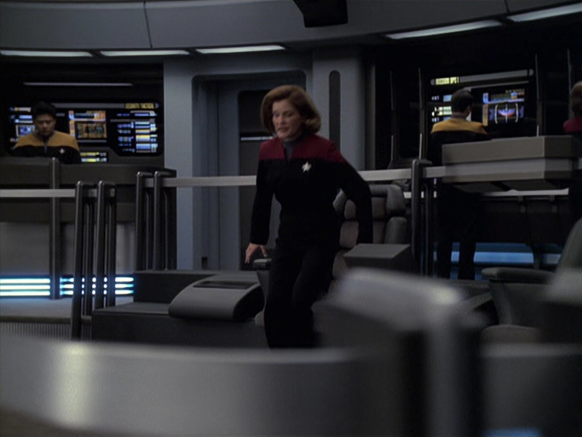 extant_StarTrek_VOY_6x06-Riddles_01562.jpg