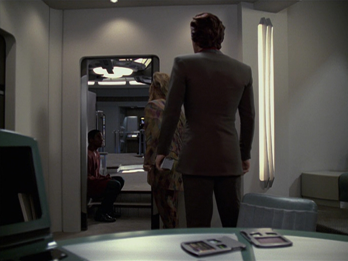 extant_StarTrek_VOY_6x06-Riddles_01797.jpg