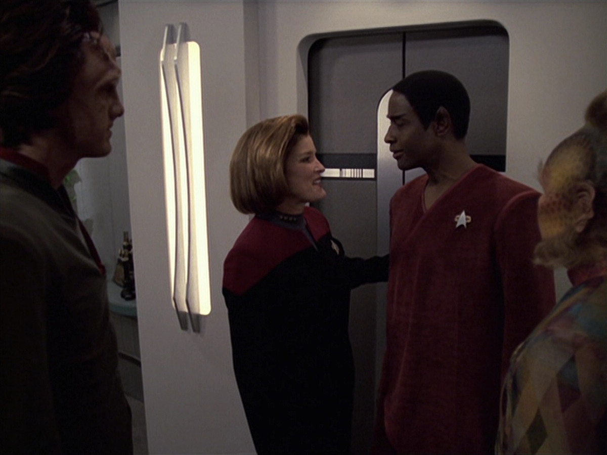 extant_StarTrek_VOY_6x06-Riddles_01813.jpg