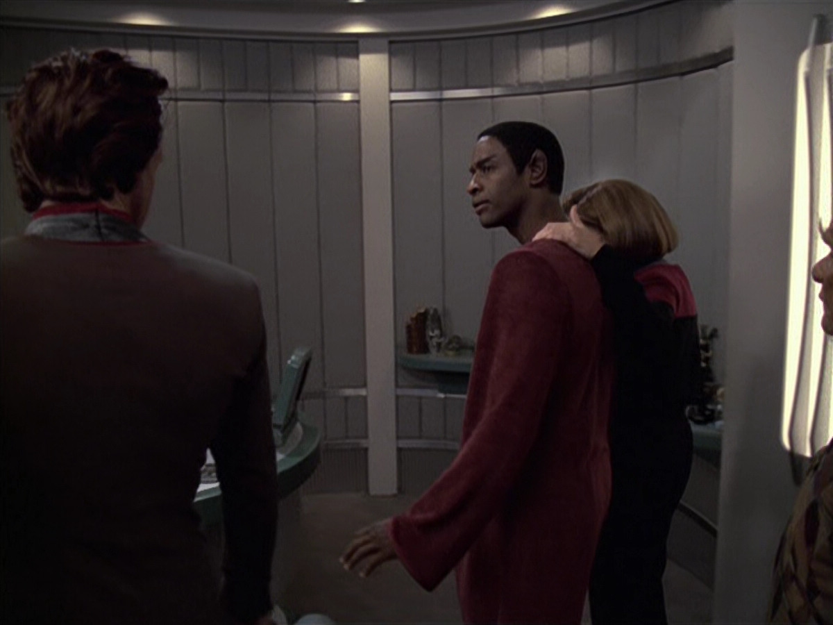 extant_StarTrek_VOY_6x06-Riddles_01821.jpg