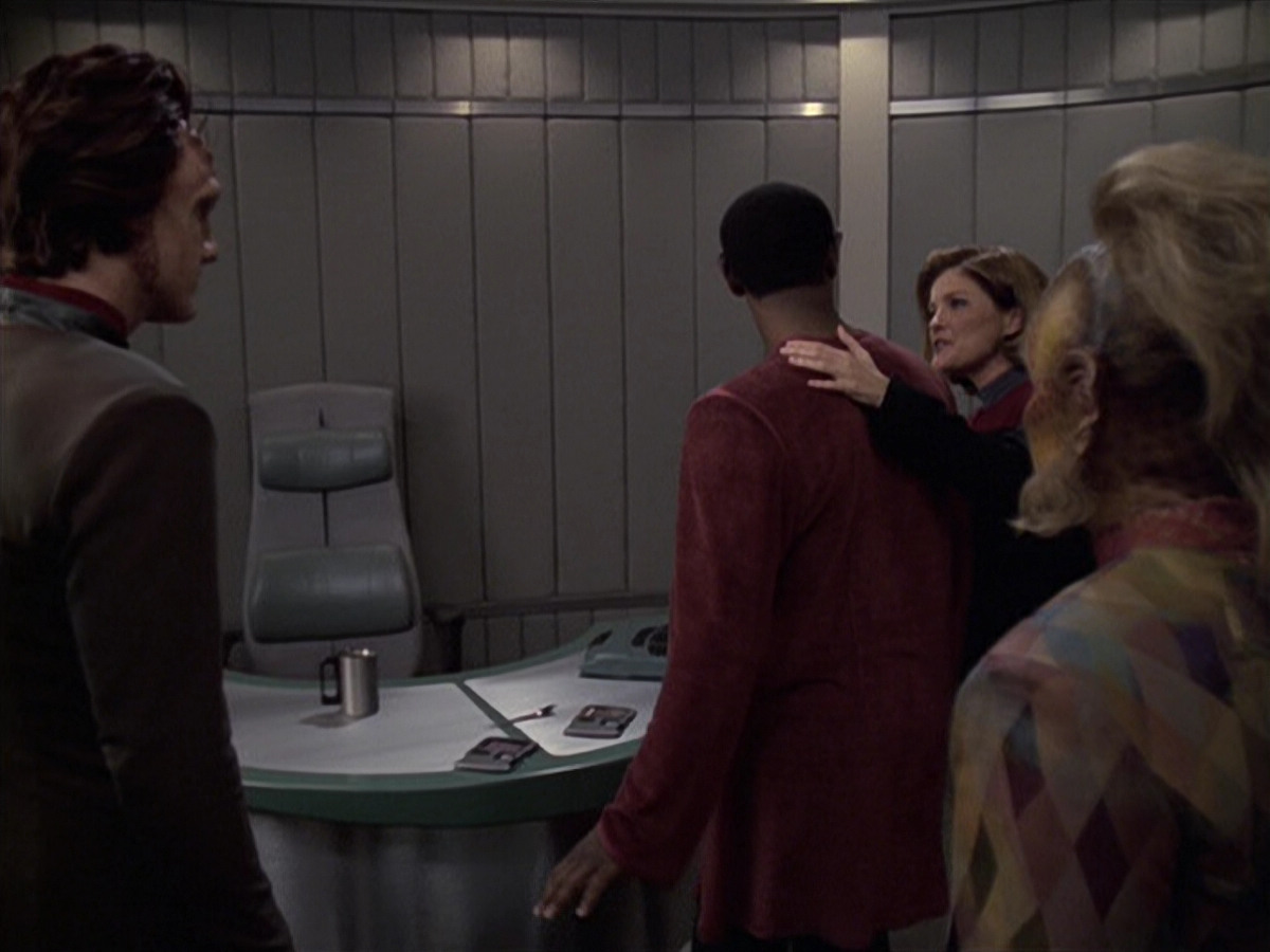 extant_StarTrek_VOY_6x06-Riddles_01823.jpg