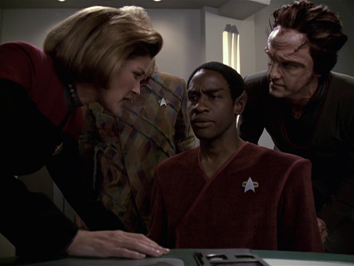 extant_StarTrek_VOY_6x06-Riddles_01839.jpg