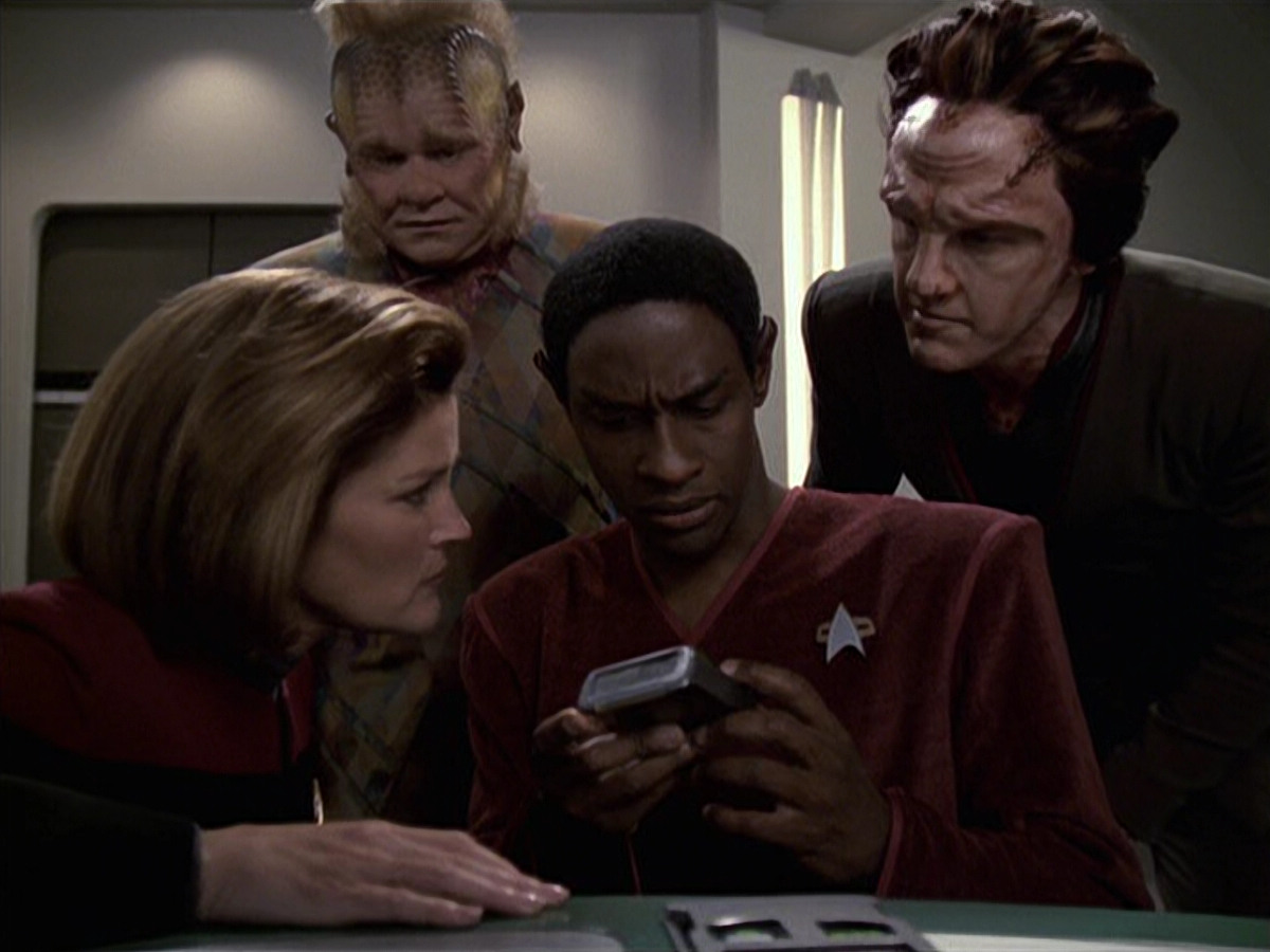 extant_StarTrek_VOY_6x06-Riddles_01857.jpg