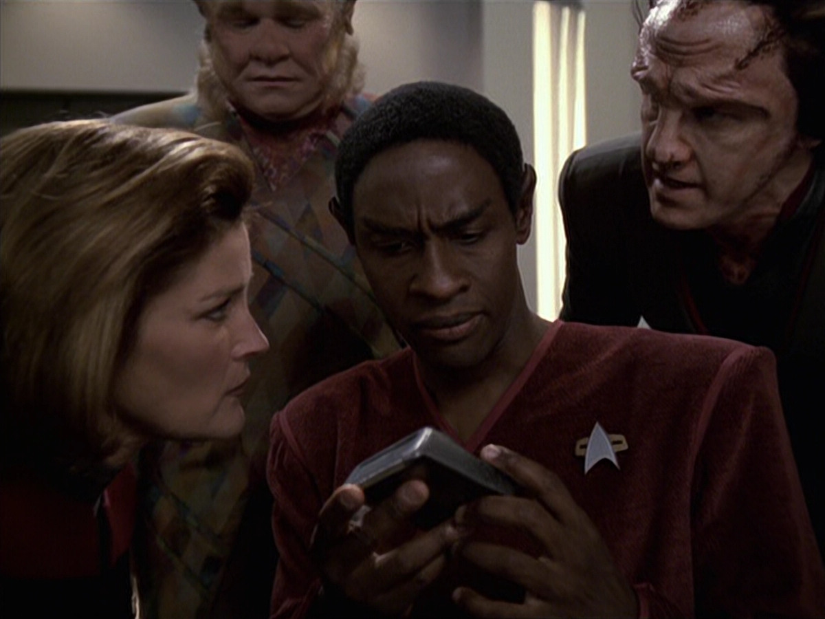 extant_StarTrek_VOY_6x06-Riddles_01862.jpg