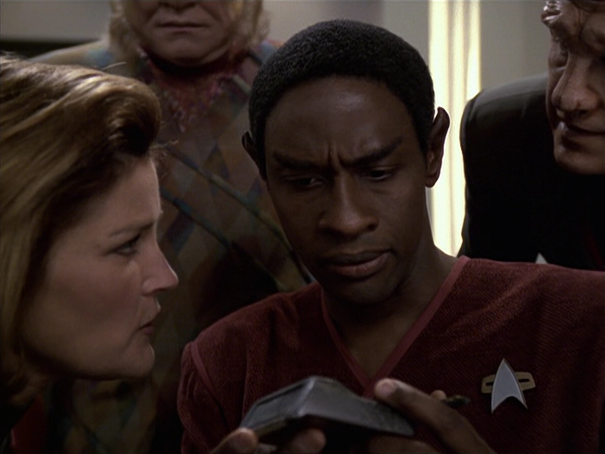 extant_StarTrek_VOY_6x06-Riddles_01866.jpg