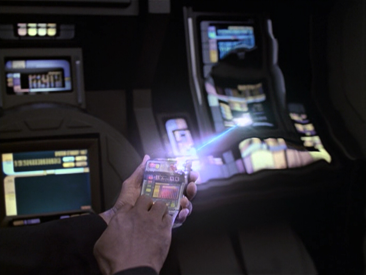 extant_StarTrek_VOY_6x06-Riddles_01887.jpg