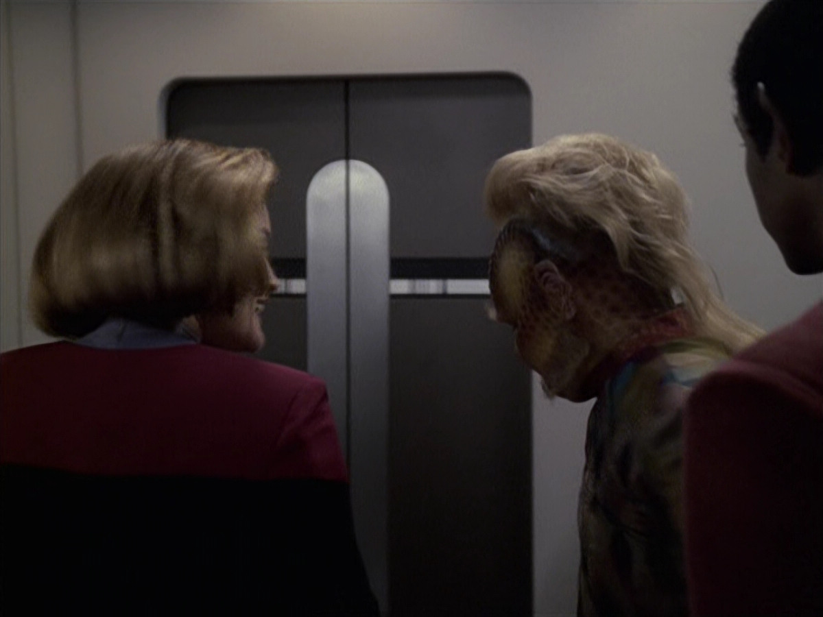 extant_StarTrek_VOY_6x06-Riddles_01922.jpg
