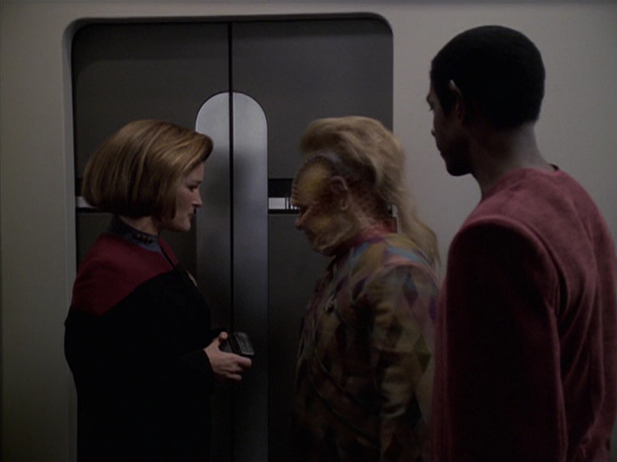 extant_StarTrek_VOY_6x06-Riddles_01944.jpg