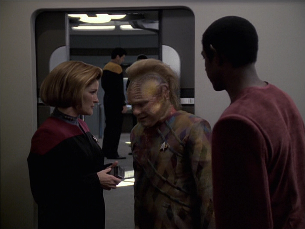 extant_StarTrek_VOY_6x06-Riddles_01945.jpg