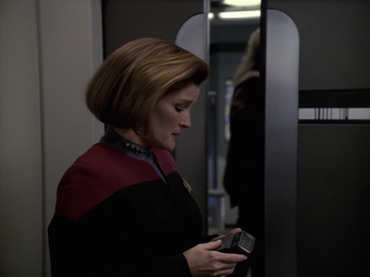 extant_StarTrek_VOY_6x06-Riddles_01951.jpg