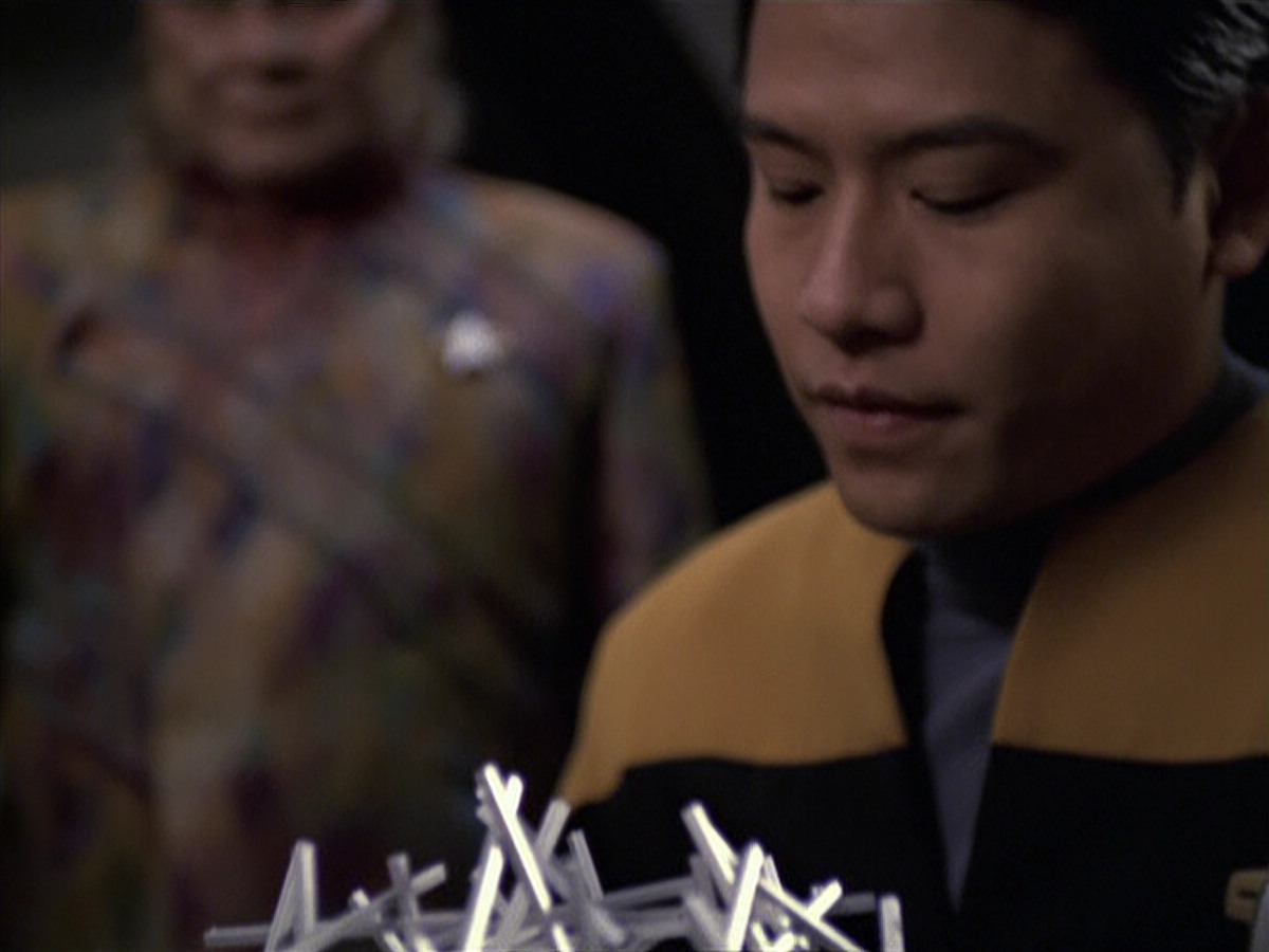 extant_StarTrek_VOY_6x06-Riddles_01960.jpg