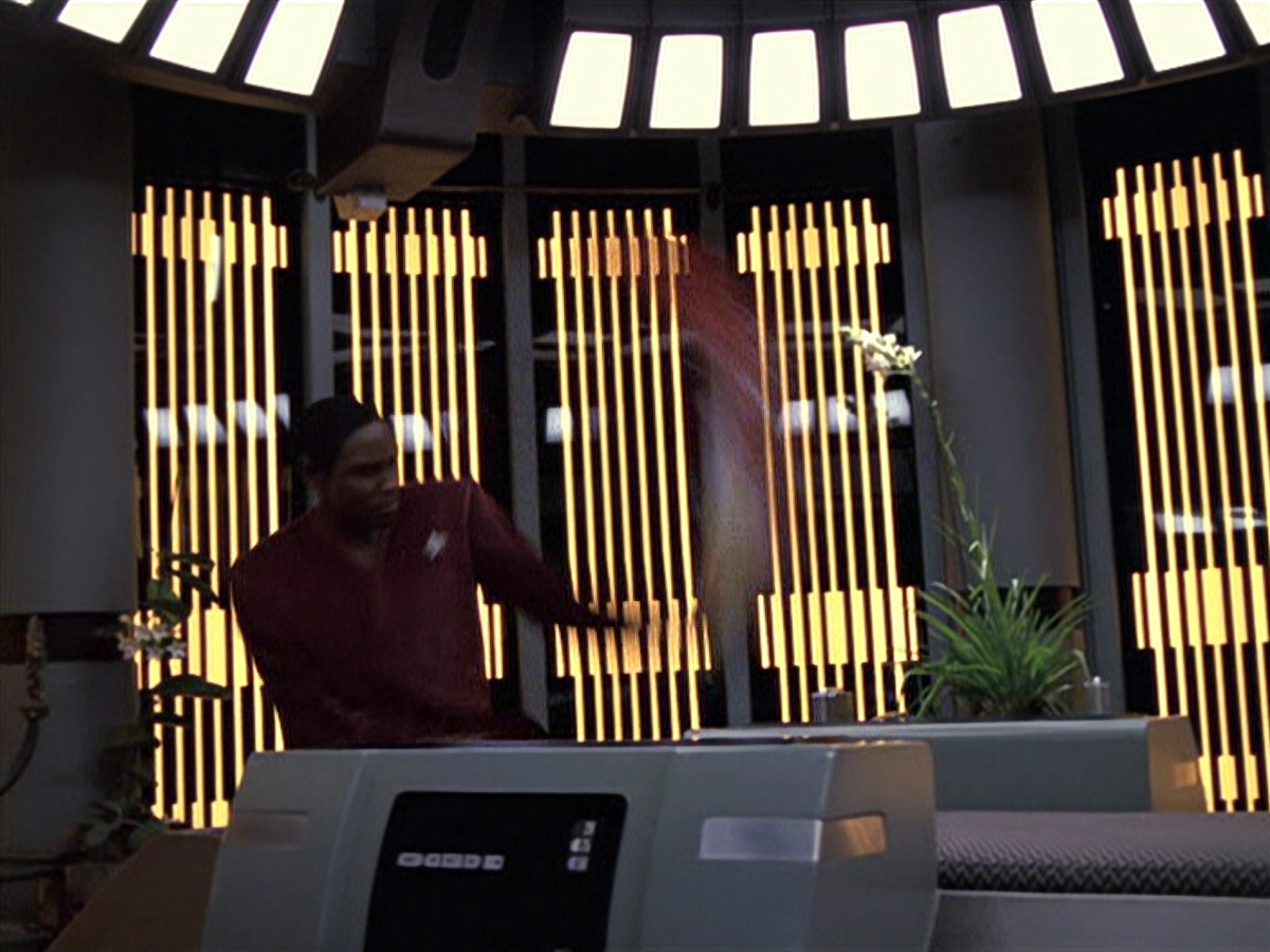 extant_StarTrek_VOY_6x06-Riddles_02204.jpg