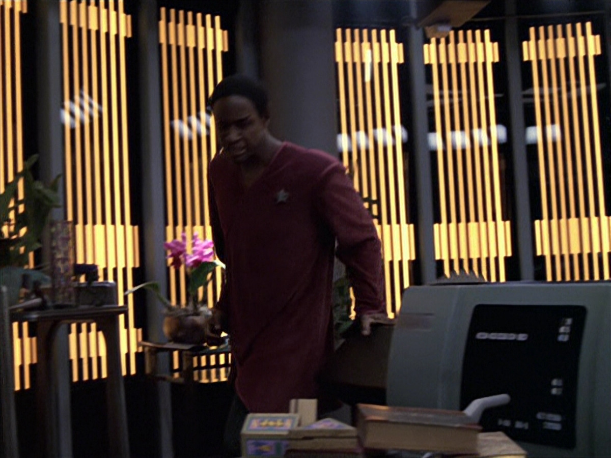 extant_StarTrek_VOY_6x06-Riddles_02206.jpg