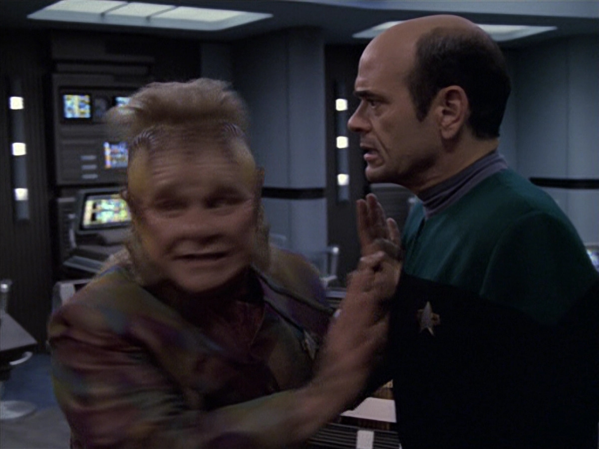 extant_StarTrek_VOY_6x06-Riddles_02214.jpg