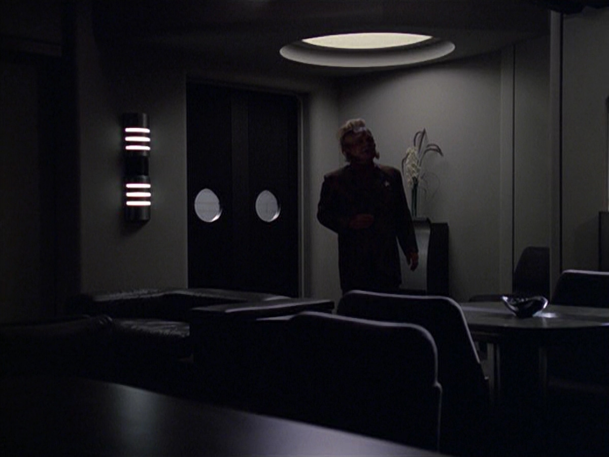 extant_StarTrek_VOY_6x06-Riddles_02258.jpg