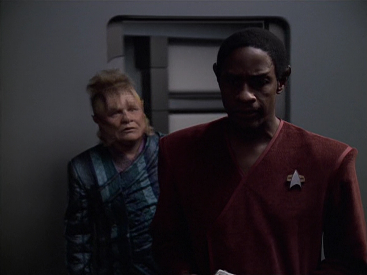 extant_StarTrek_VOY_6x06-Riddles_03186.jpg