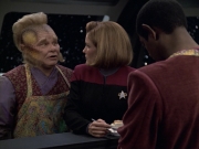 extant_StarTrek_VOY_6x06-Riddles_02855.jpg