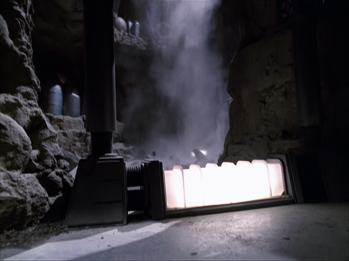 extant_StarTrek_VOY_6x07-DragonsTeeth_00013.jpg
