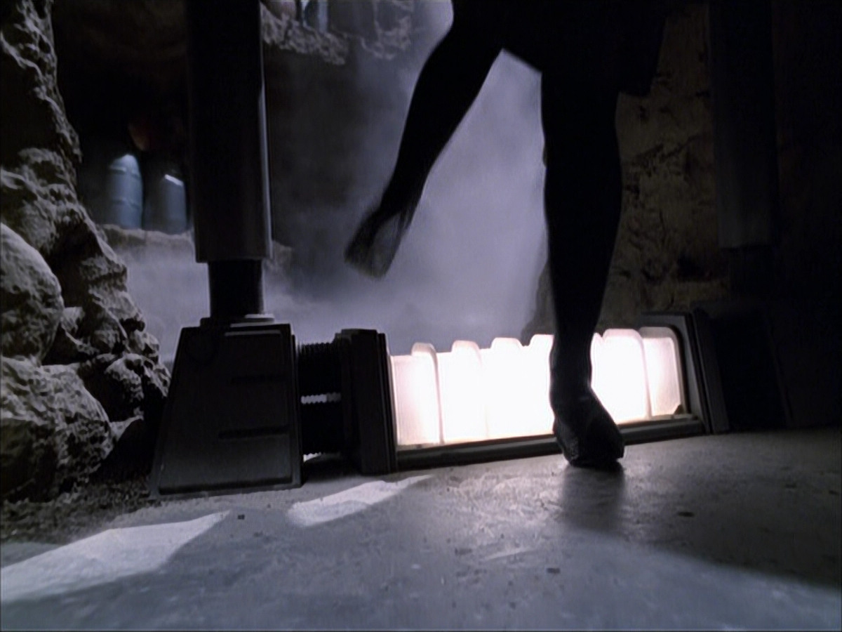 extant_StarTrek_VOY_6x07-DragonsTeeth_00015.jpg