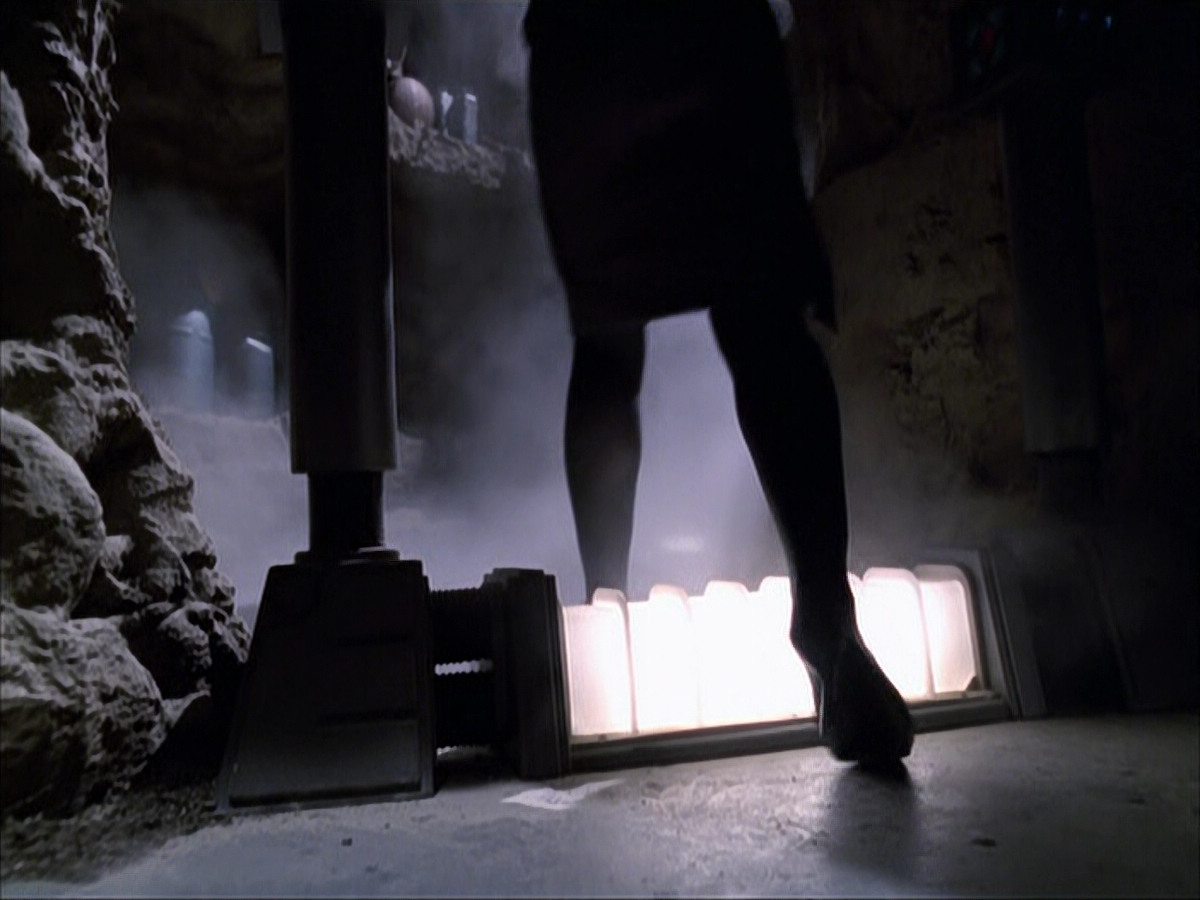 extant_StarTrek_VOY_6x07-DragonsTeeth_00016.jpg