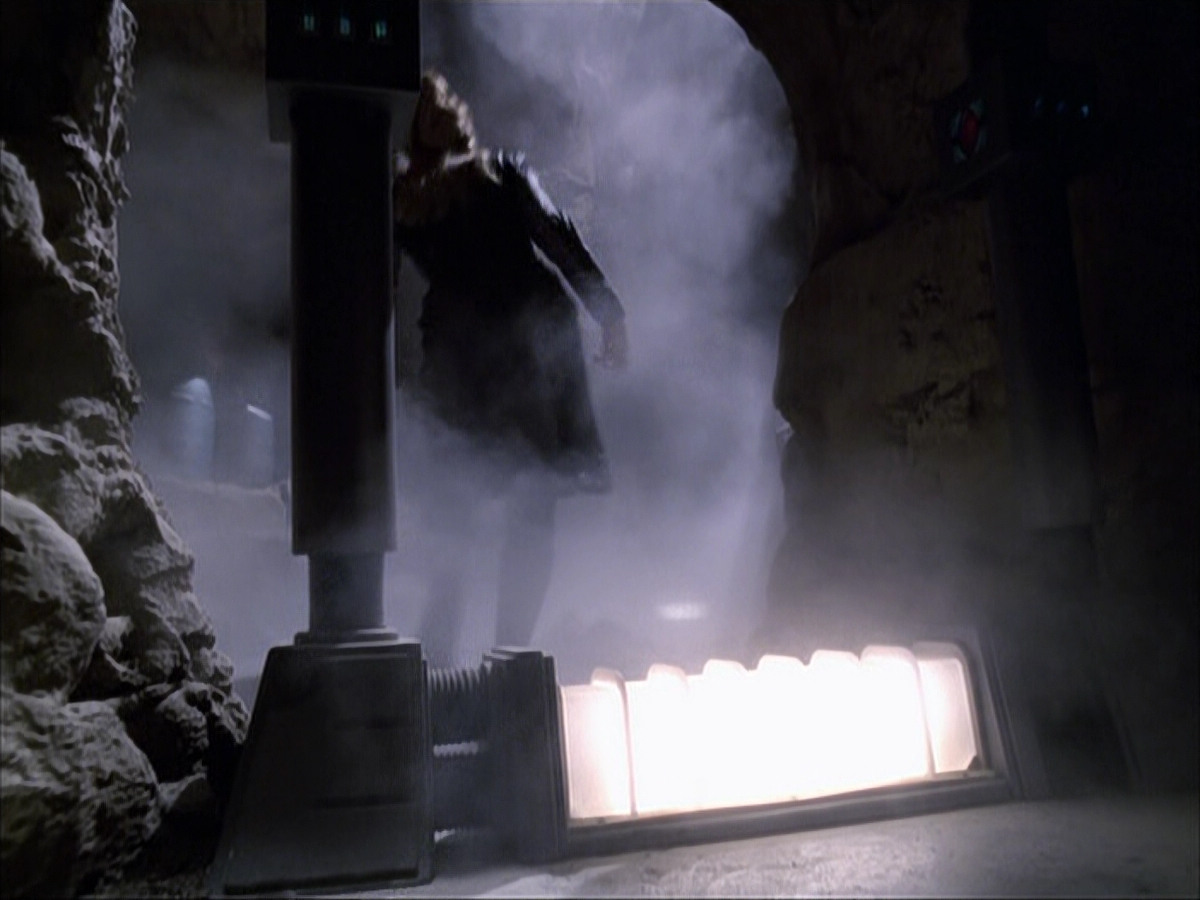 extant_StarTrek_VOY_6x07-DragonsTeeth_00017.jpg