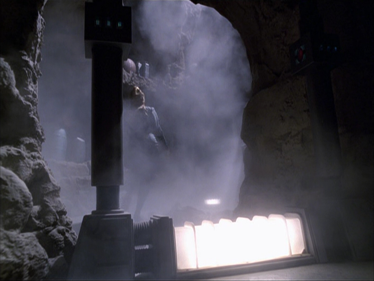 extant_StarTrek_VOY_6x07-DragonsTeeth_00018.jpg