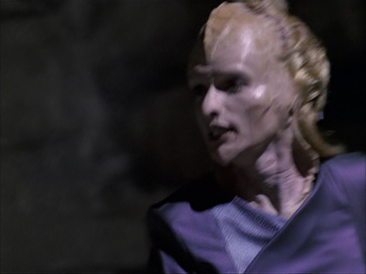 extant_StarTrek_VOY_6x07-DragonsTeeth_00019.jpg