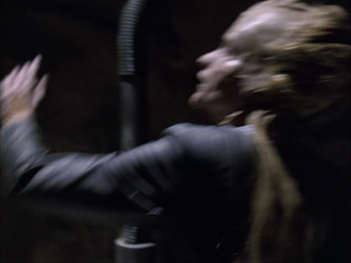 extant_StarTrek_VOY_6x07-DragonsTeeth_00022.jpg
