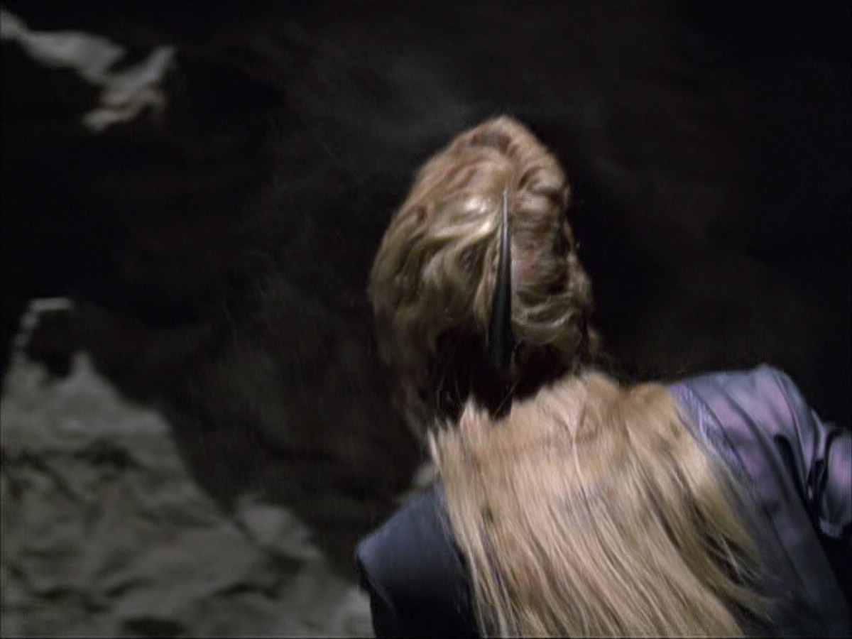 extant_StarTrek_VOY_6x07-DragonsTeeth_00025.jpg