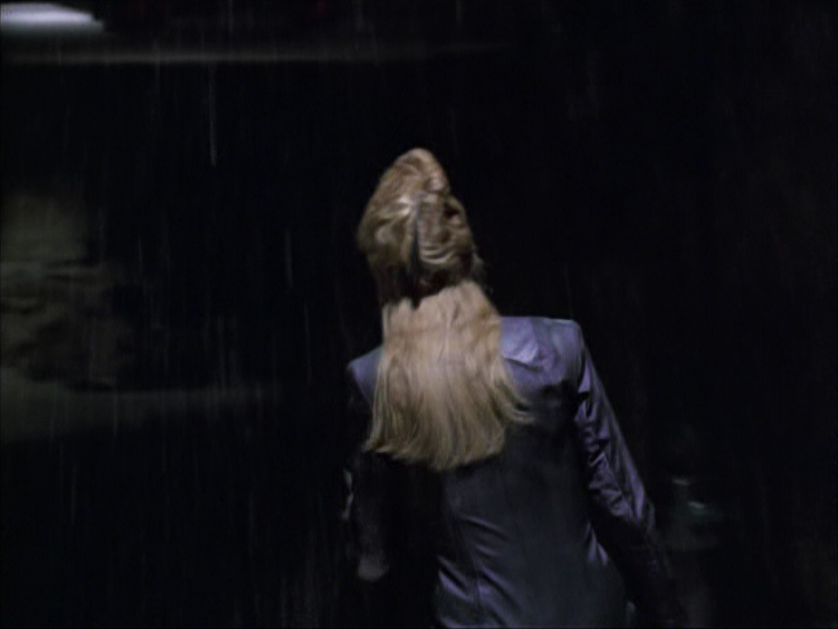 extant_StarTrek_VOY_6x07-DragonsTeeth_00028.jpg