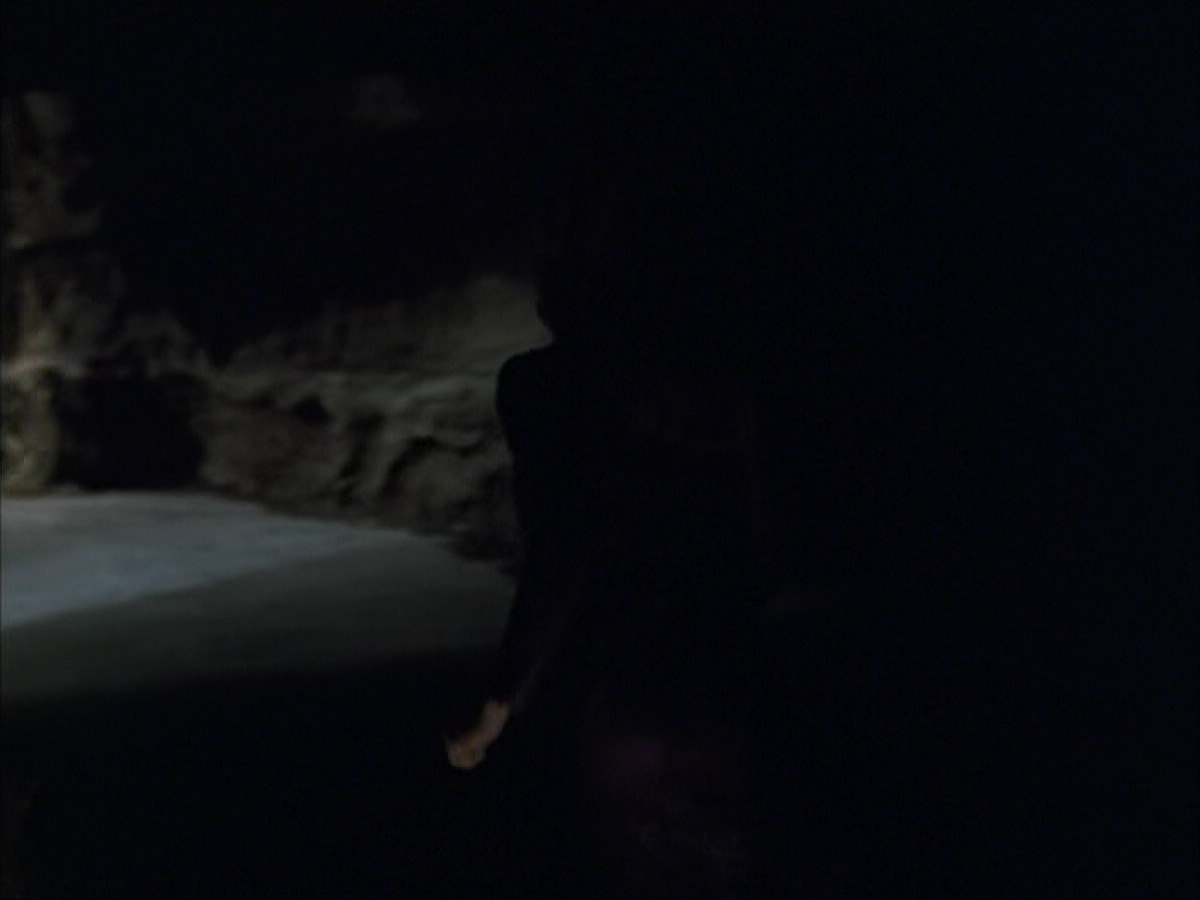 extant_StarTrek_VOY_6x07-DragonsTeeth_00029.jpg