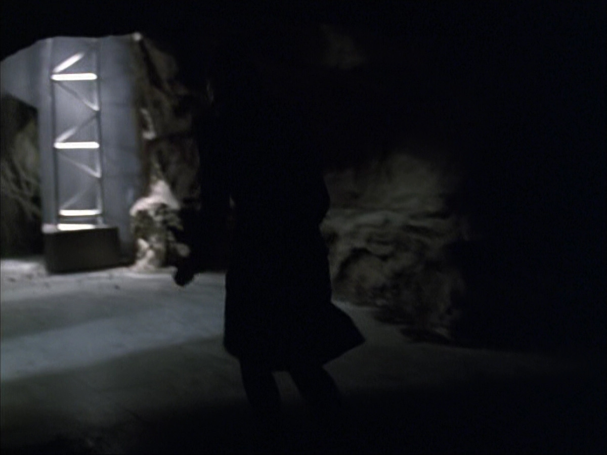 extant_StarTrek_VOY_6x07-DragonsTeeth_00030.jpg