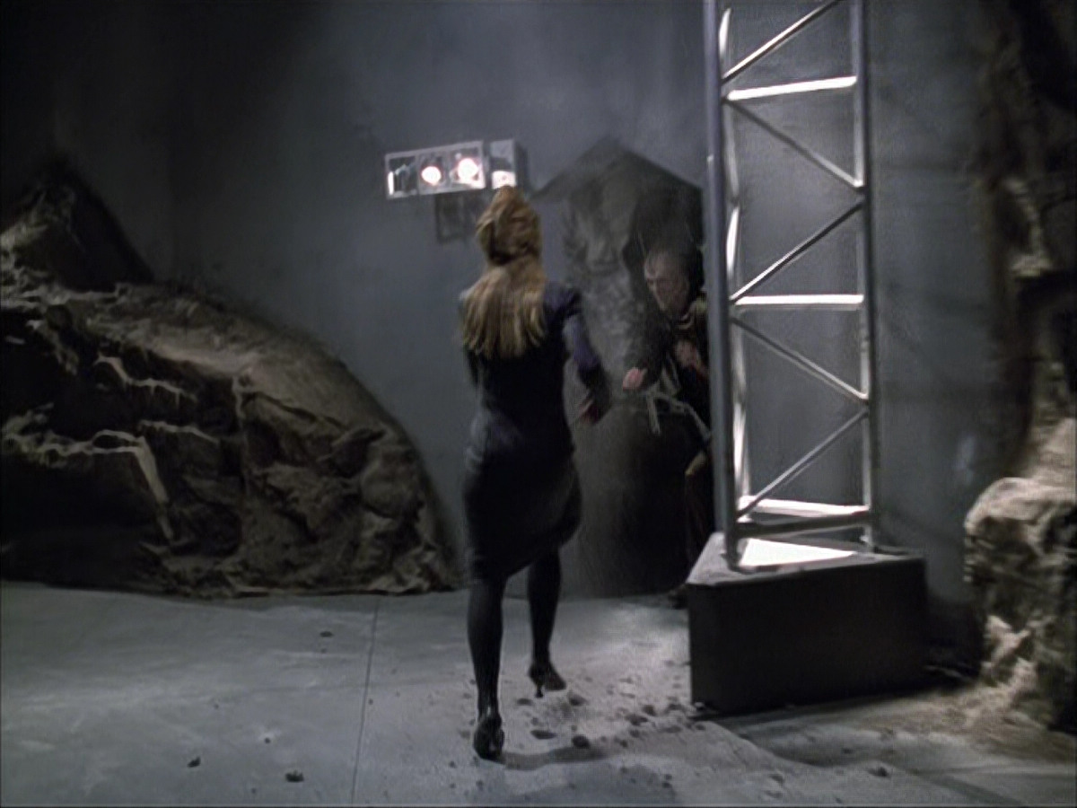 extant_StarTrek_VOY_6x07-DragonsTeeth_00033.jpg