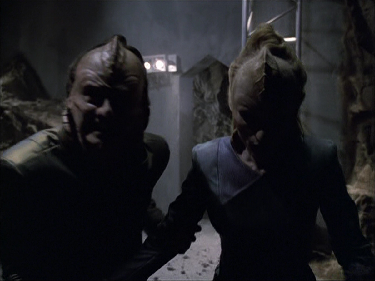 extant_StarTrek_VOY_6x07-DragonsTeeth_00040.jpg