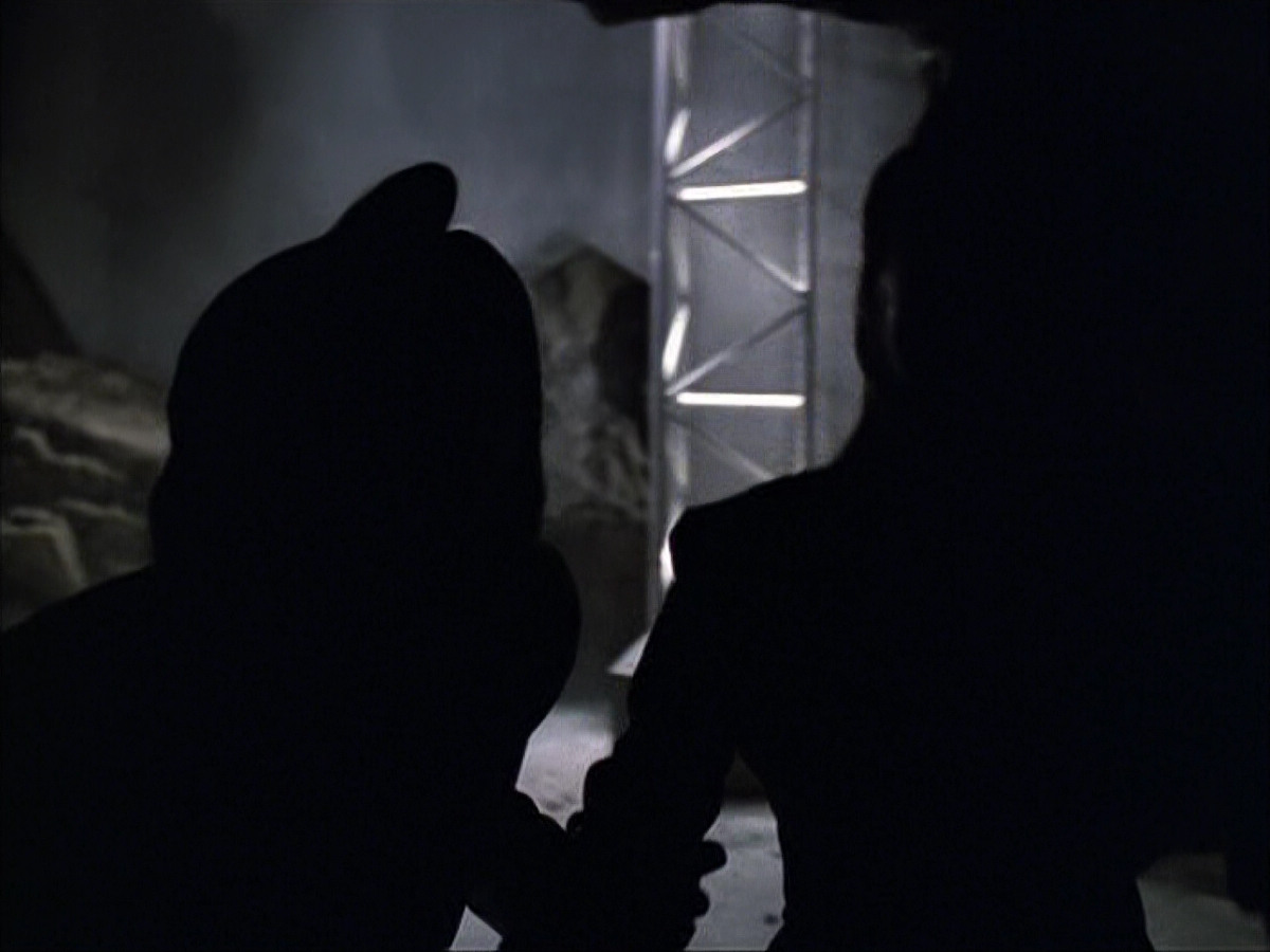 extant_StarTrek_VOY_6x07-DragonsTeeth_00041.jpg