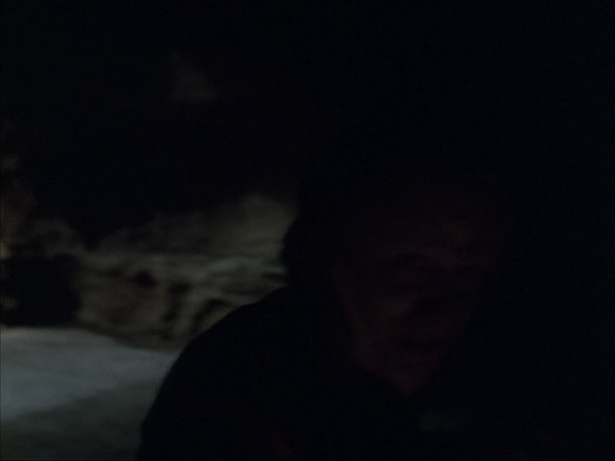 extant_StarTrek_VOY_6x07-DragonsTeeth_00044.jpg