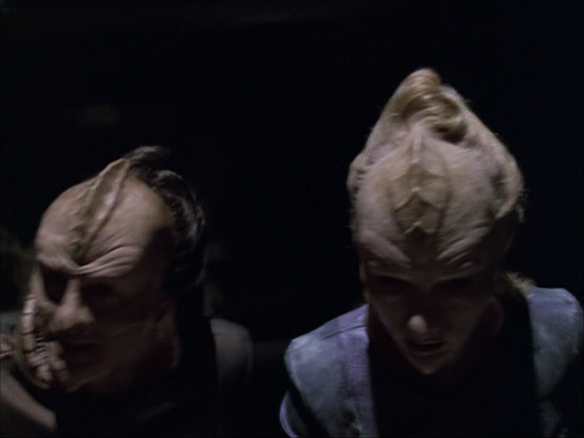 extant_StarTrek_VOY_6x07-DragonsTeeth_00046.jpg