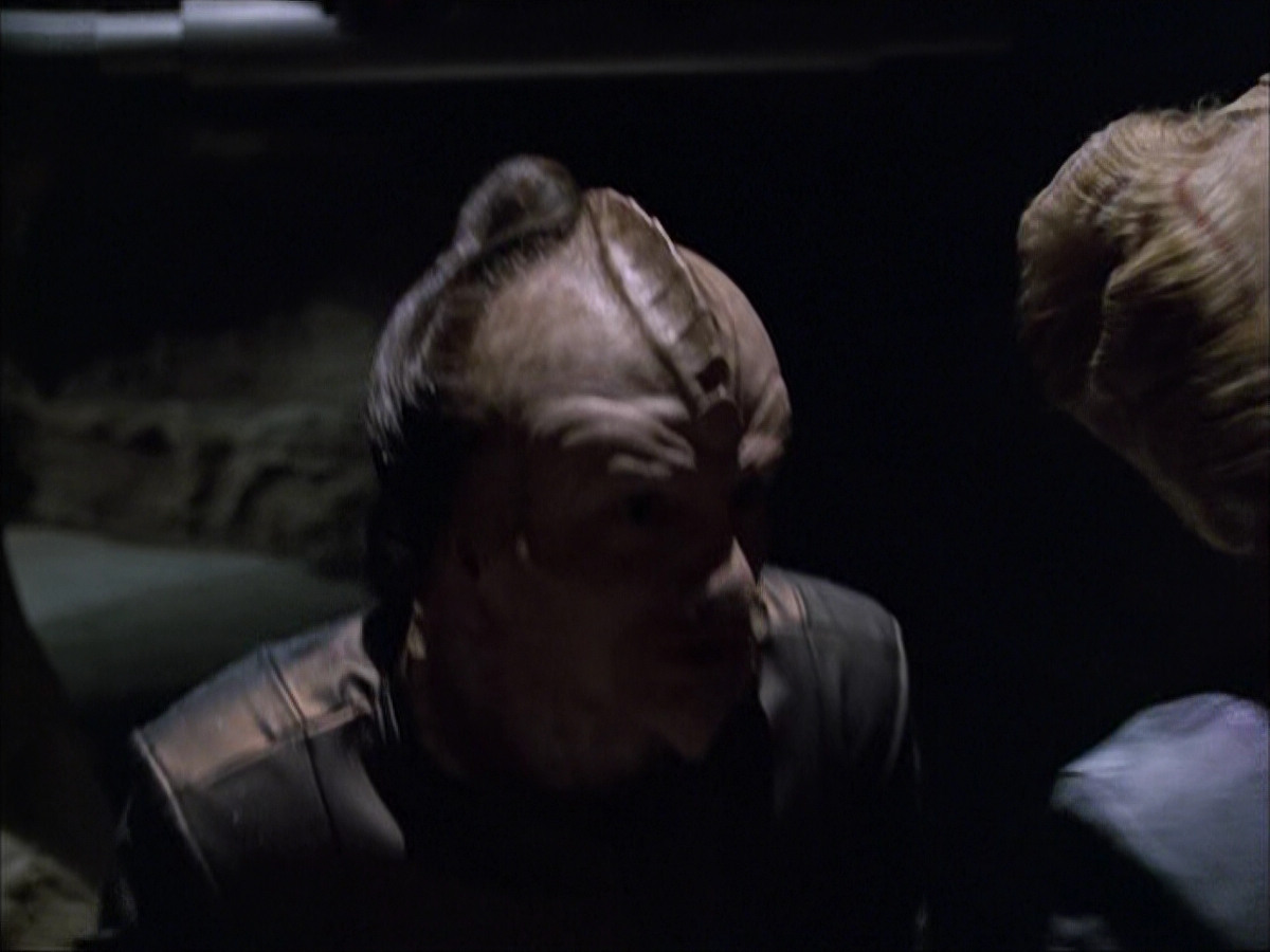 extant_StarTrek_VOY_6x07-DragonsTeeth_00047.jpg