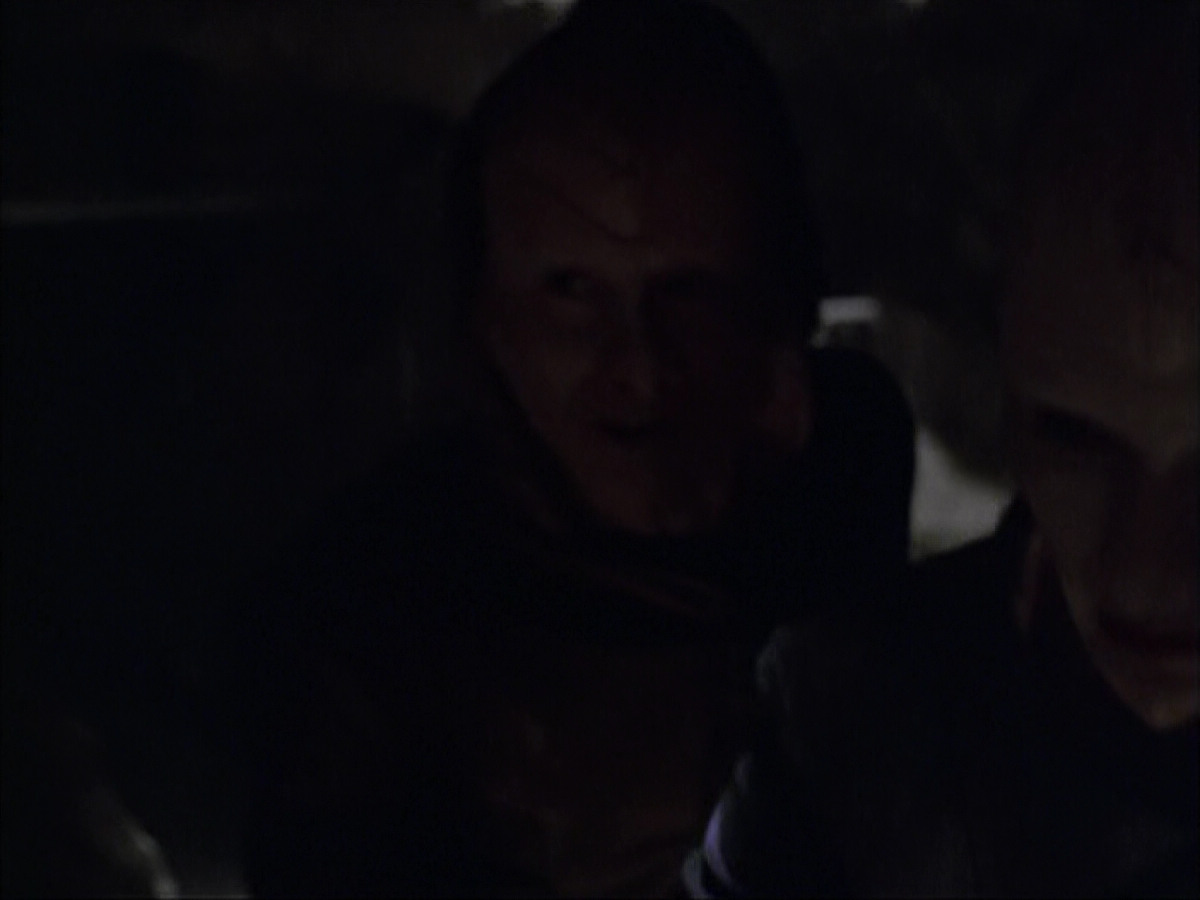 extant_StarTrek_VOY_6x07-DragonsTeeth_00050.jpg