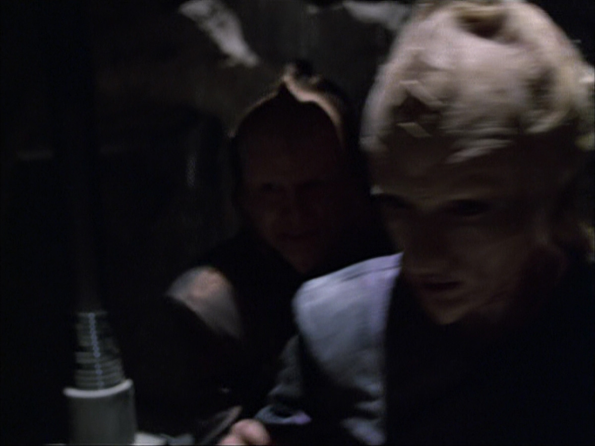 extant_StarTrek_VOY_6x07-DragonsTeeth_00051.jpg