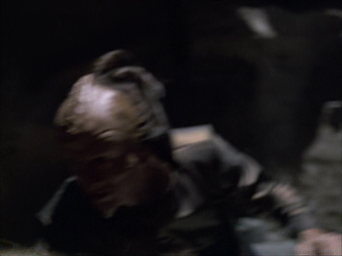 extant_StarTrek_VOY_6x07-DragonsTeeth_00052.jpg