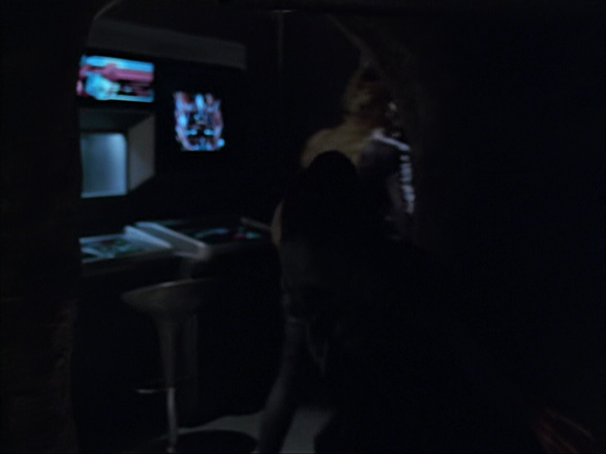 extant_StarTrek_VOY_6x07-DragonsTeeth_00055.jpg