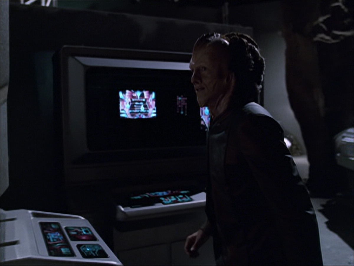 extant_StarTrek_VOY_6x07-DragonsTeeth_00058.jpg