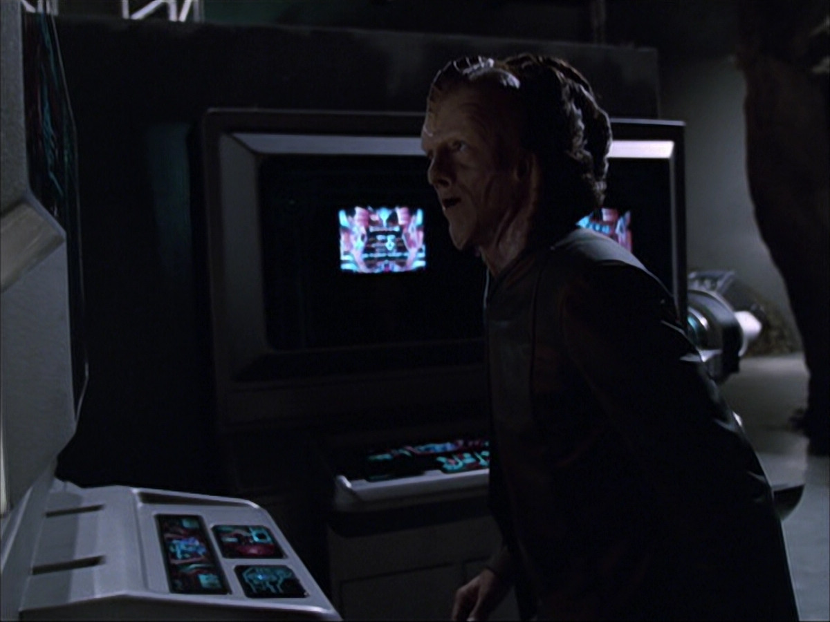 extant_StarTrek_VOY_6x07-DragonsTeeth_00059.jpg