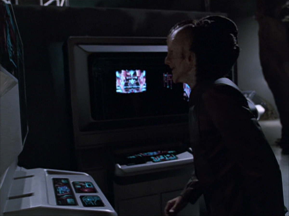 extant_StarTrek_VOY_6x07-DragonsTeeth_00060.jpg