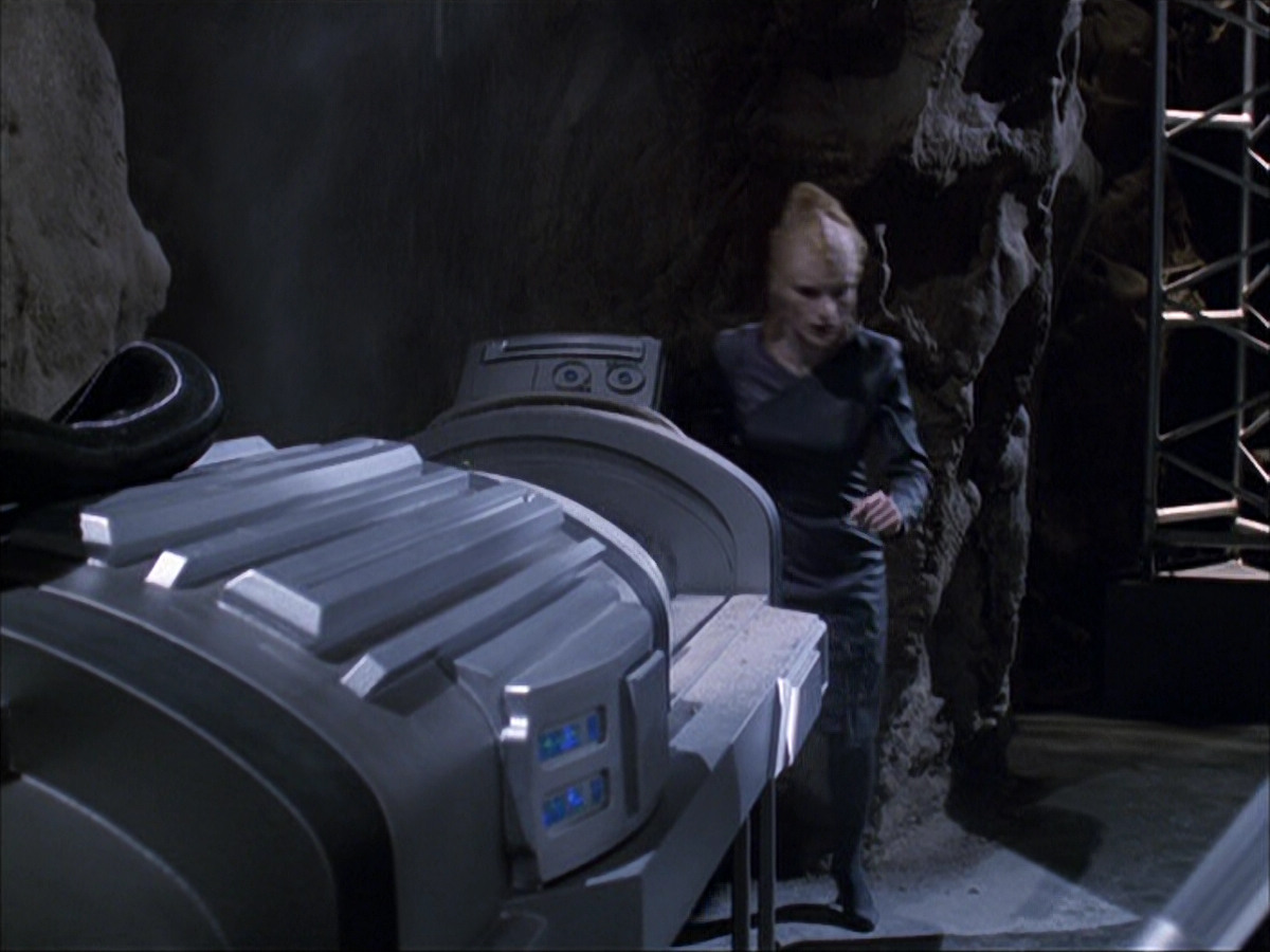 extant_StarTrek_VOY_6x07-DragonsTeeth_00061.jpg