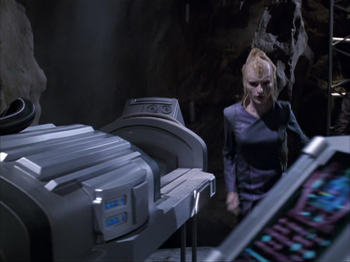 extant_StarTrek_VOY_6x07-DragonsTeeth_00062.jpg